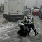 DP BBM Lucu Valentino Rossi Dorong Motor Mogok