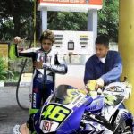 DP BBM Lucu Valentino Rossi Isi Bensin di SPBU