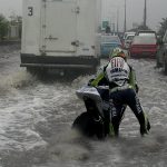 DP BBM Lucu Valentino Rossi Mogok Kena Banjir