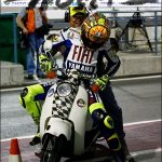 DP BBM Lucu Valentino Rossi Naik Motor Bebek