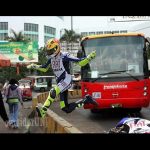 DP BBM Lucu Valentino Rossi Terobos Jalur Busway