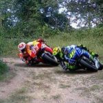 DP BBM Lucu Valentino Rossi Vs Marquez di Jalan Desa