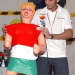 DP BBM Lucu Valentino Rossi dengan Boneka Cantik